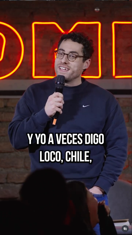 Un humorista haciendo stand up comedy